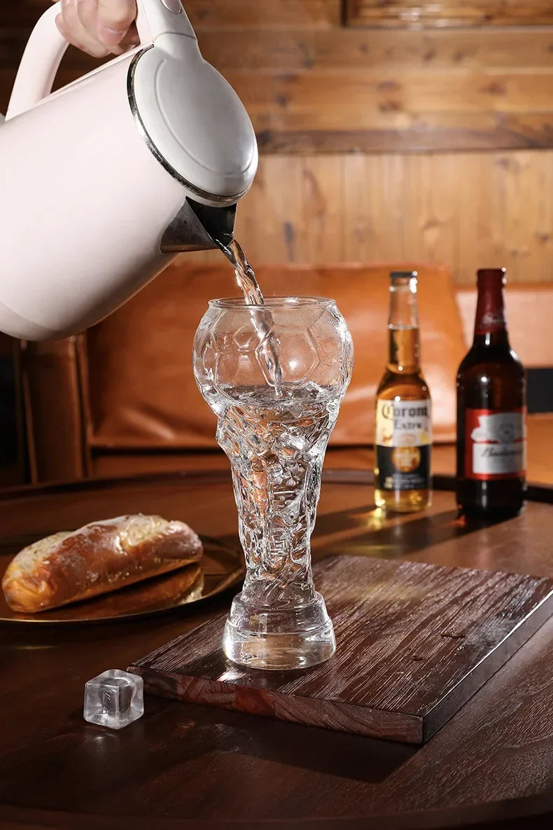 Jarra de cerveza en forma de trofeo de 600 ml – diseño futbolístico