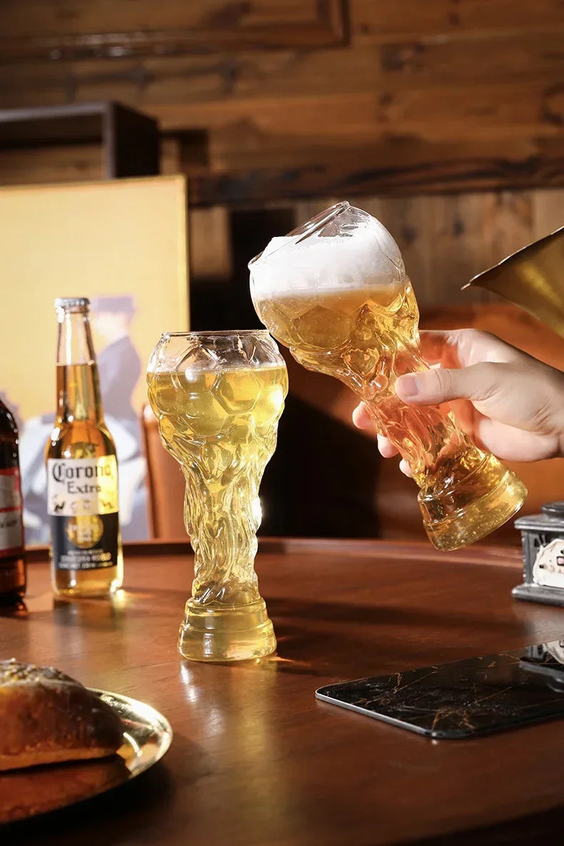 Jarra de cerveza en forma de trofeo de 600 ml – diseño futbolístico